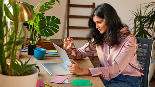 2-in-1 Chromebook waar iemand op het scherm tikt.