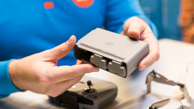 Laad de accu en afstandsbediening op