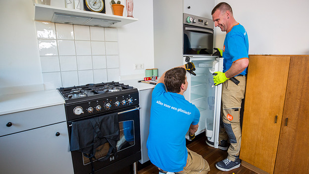 Coolbluers lift fridge out of niche