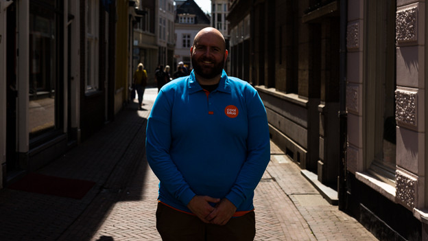 Silhouet van vrouw op een zonnige bestemming