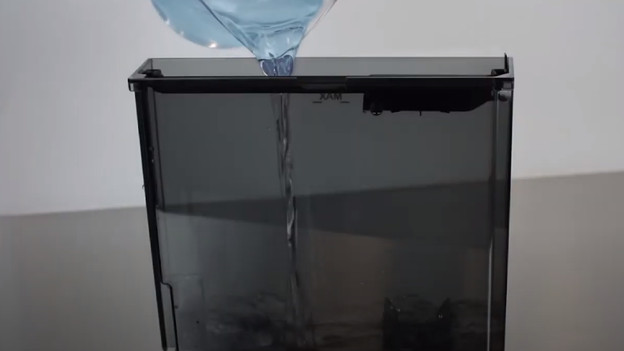 Pour the descaler in the water tank