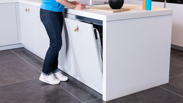 Vaatwasserdeur op een kier