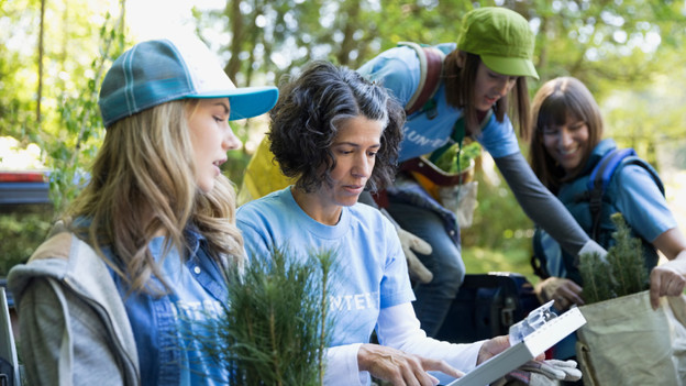 Vrouw die uitleg geeft.