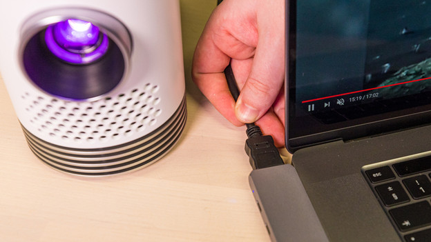 Apple MacBook naast beamer