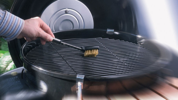 Cleaning a gas barbecue