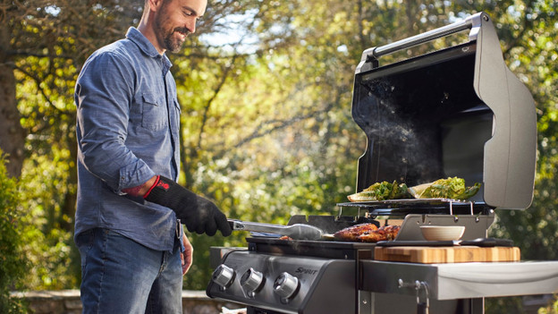 Outdoor kitchen with 3 burners