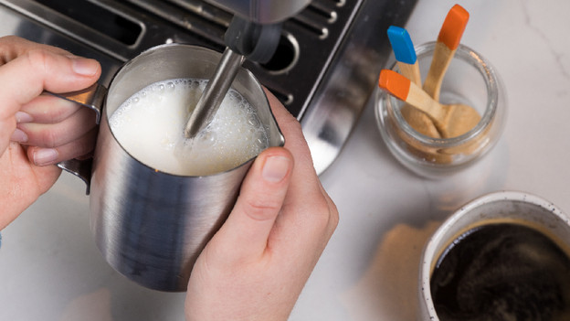 stoompijp in kannetje met melk