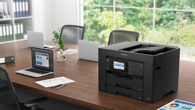Vergadertafel met een printer en laptop