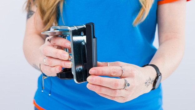 1. Klik de beschermplaat op de verbindingshoek.