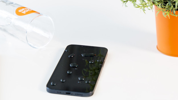 refurbished iPhone in de hand