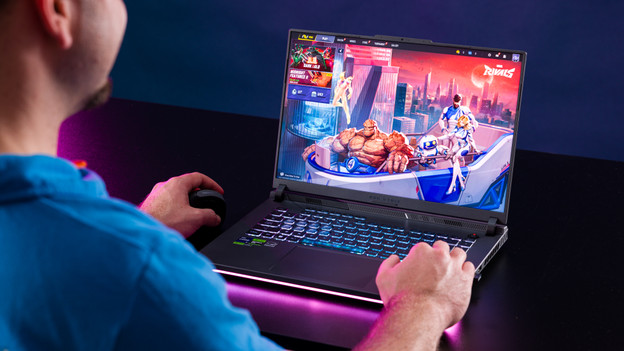 Specialist speelt op een NVIDIA Slim Gaming laptop