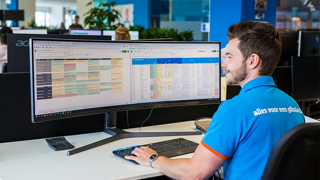 Specialist aan het werk in zijn zakelijke bestanden via laptop image