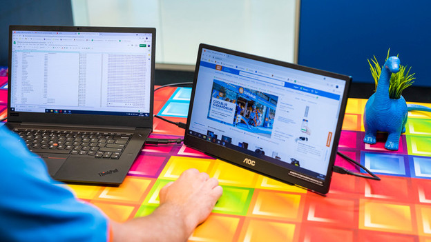 Een AOC 16T2 die verbonden is met de laptop van een specialist