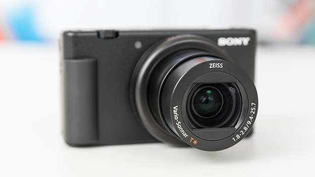 ZV-1 Vlog: fixed 24-70mm lens