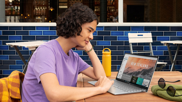 Man werkt op HP Pavilion Aero