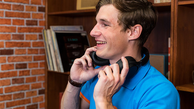 Sony WH-1000XM4: pauses automatically