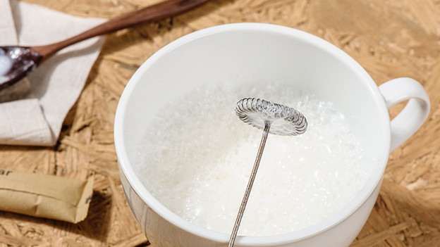 Froth milk with a battery-operated whisk
