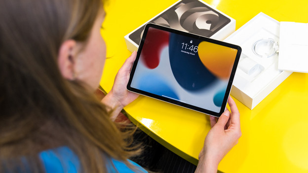 Apple iPad Air (2022) with Apple Pencil