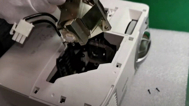 Beamer lamp vervangen