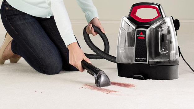 Remove stains with a steam vacuum cleaner