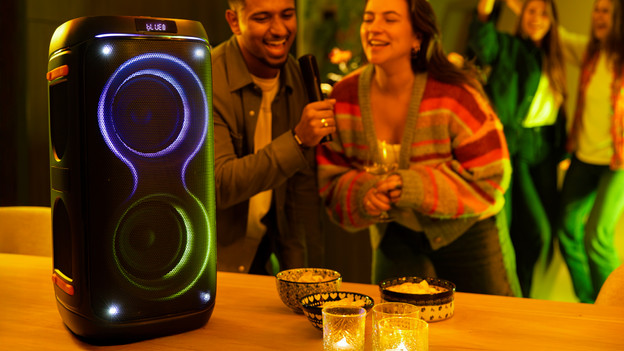 Karaoke nights with Woxom