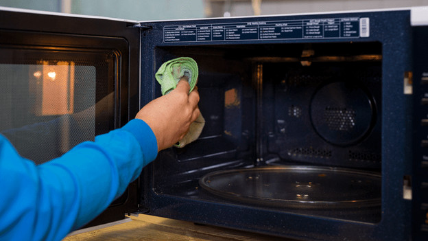 Tip 1: maak de binnenkant van je magnetron schoon