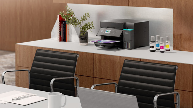 Inkttank printer met inktflesjes op kantoor