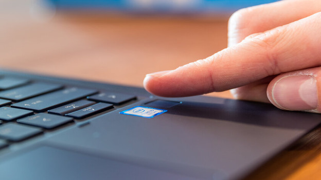 Specialist met een vingerafdrukscanner