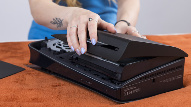 Zwarte covers plaatsen op je PS5