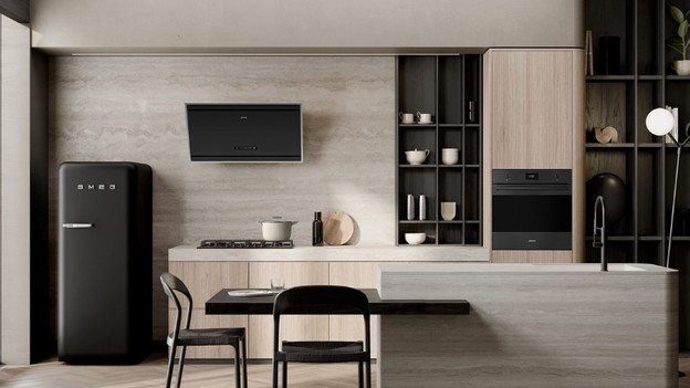 Zwarte SMEG FAB28 in keuken