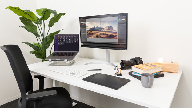 Bureau met een laptop en monitor
