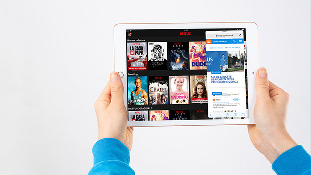 Multitask with the split-screen function on the iPad