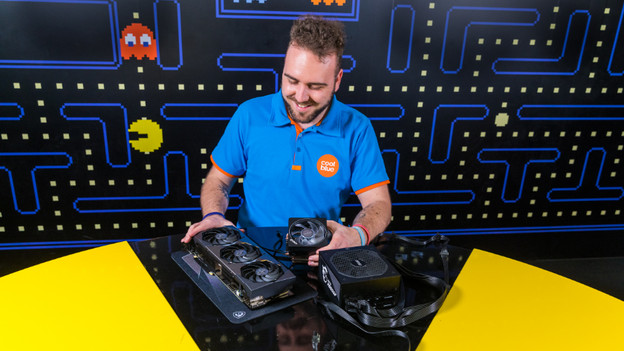 Coolblue employee in store helps customer with choosing a laptop.