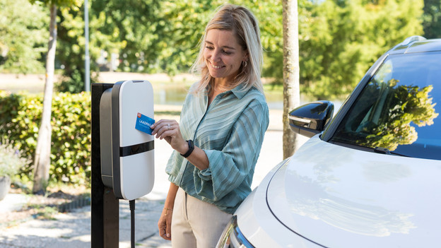 Customer scans Coolblue Charge Card