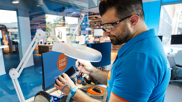 iPhone wordt gecheckt door een Coolblue specialist
