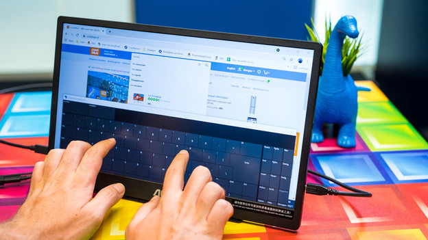 Specialist aan de slag met een touchscreen monitor