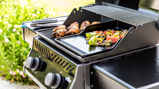 Outdoor kitchen with 2 burners