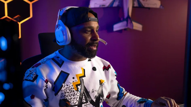 Gamer met een Astro A50 op