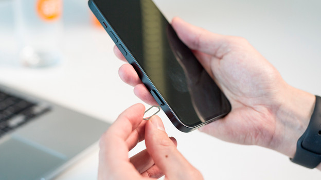 1. Open de houder met een simnaald