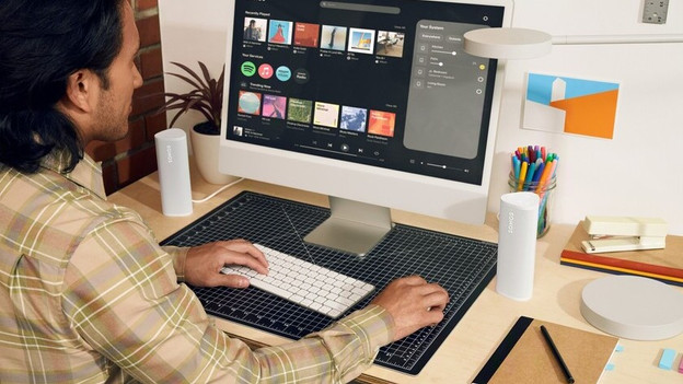 2 Sonos Roam 2 speakers