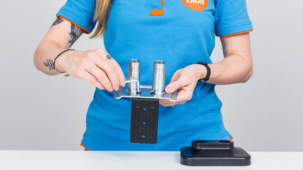 verbindingshoek monitorvoet aandraaien