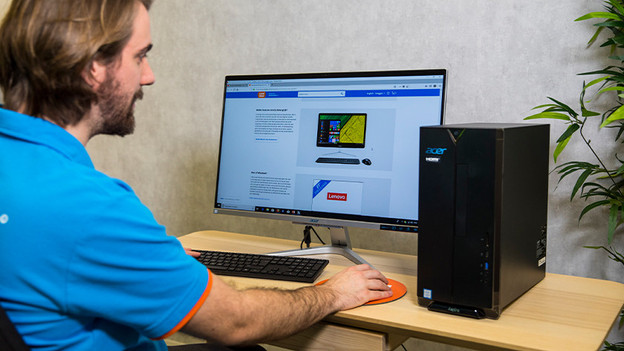 Man werkt op desktop. 