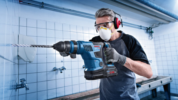 Voorzichtig boren in tegels