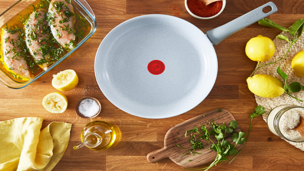 witte, keramische pan met ingrediënten