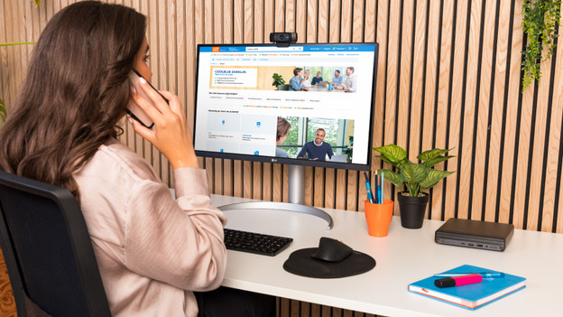 Medewerker in gesprek met zakelijke partner