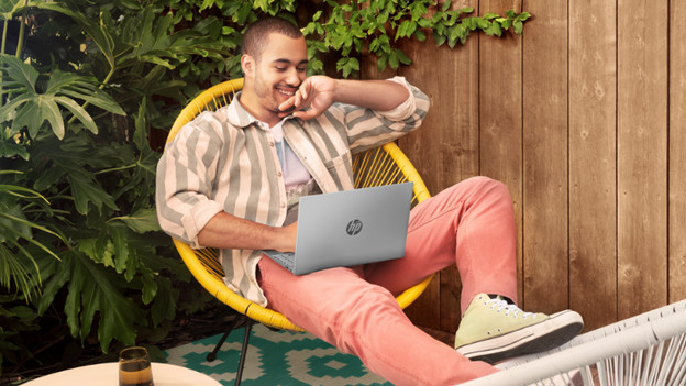 Man op stoel met HP Pavilion Aero op schoot