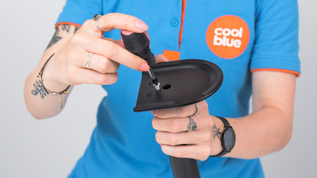 schroef de monitorvoet vast op de stang