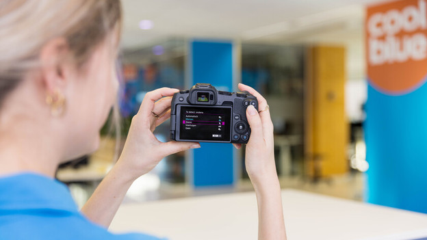 EOS R8: herkent mensen, ogen, dieren, auto's