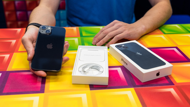 Apple iPhone 13 uitgepakt