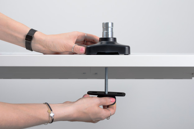 monitorvoet installeren in bureau